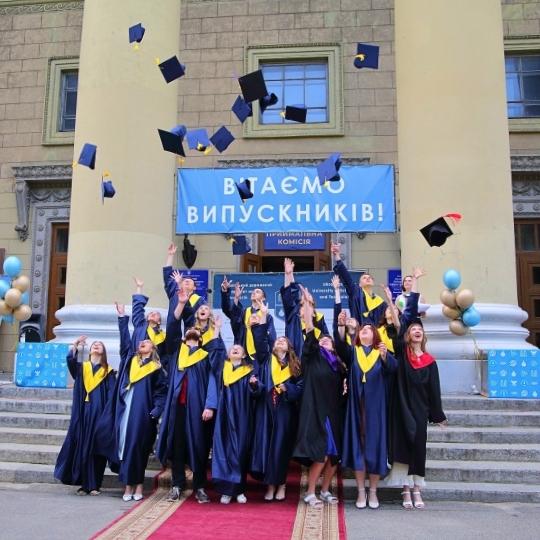 УДУНТ урочисто провів у професійне життя магістрів і бакалаврів-відмінників випуску 2026 року