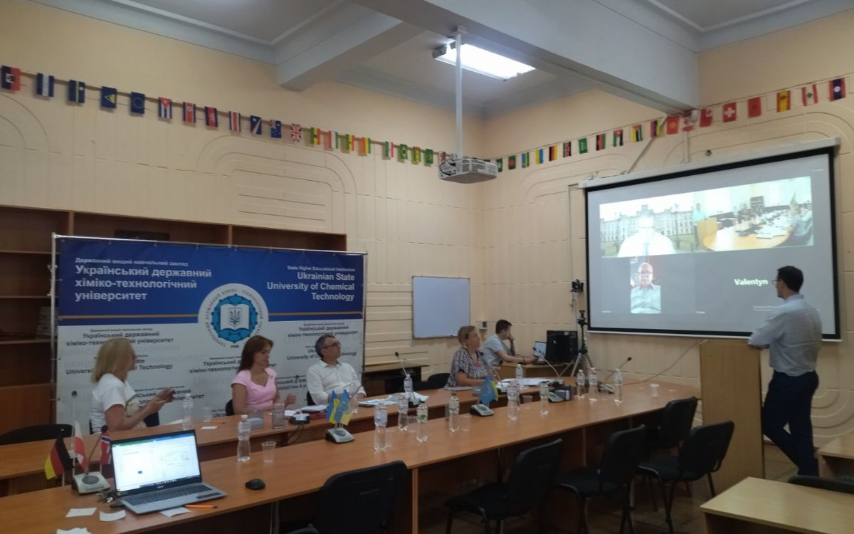 В УДУНТ відбувся успішний захист дисертації Віталія Савка з економіки_22