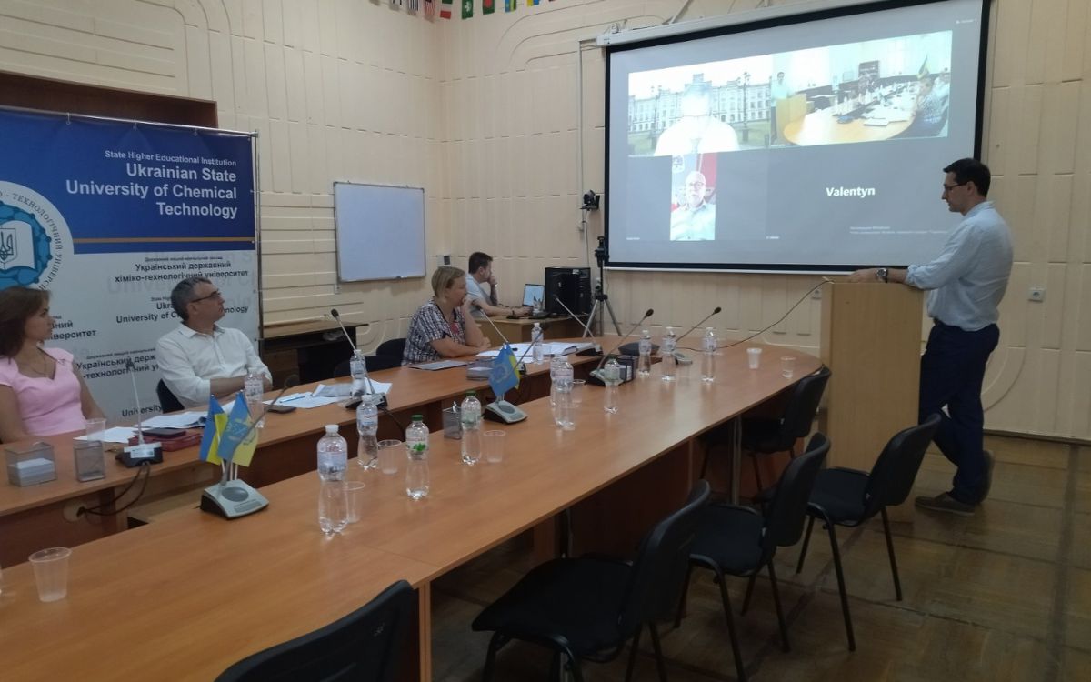 В УДУНТ відбувся успішний захист дисертації Віталія Савка з економіки_4