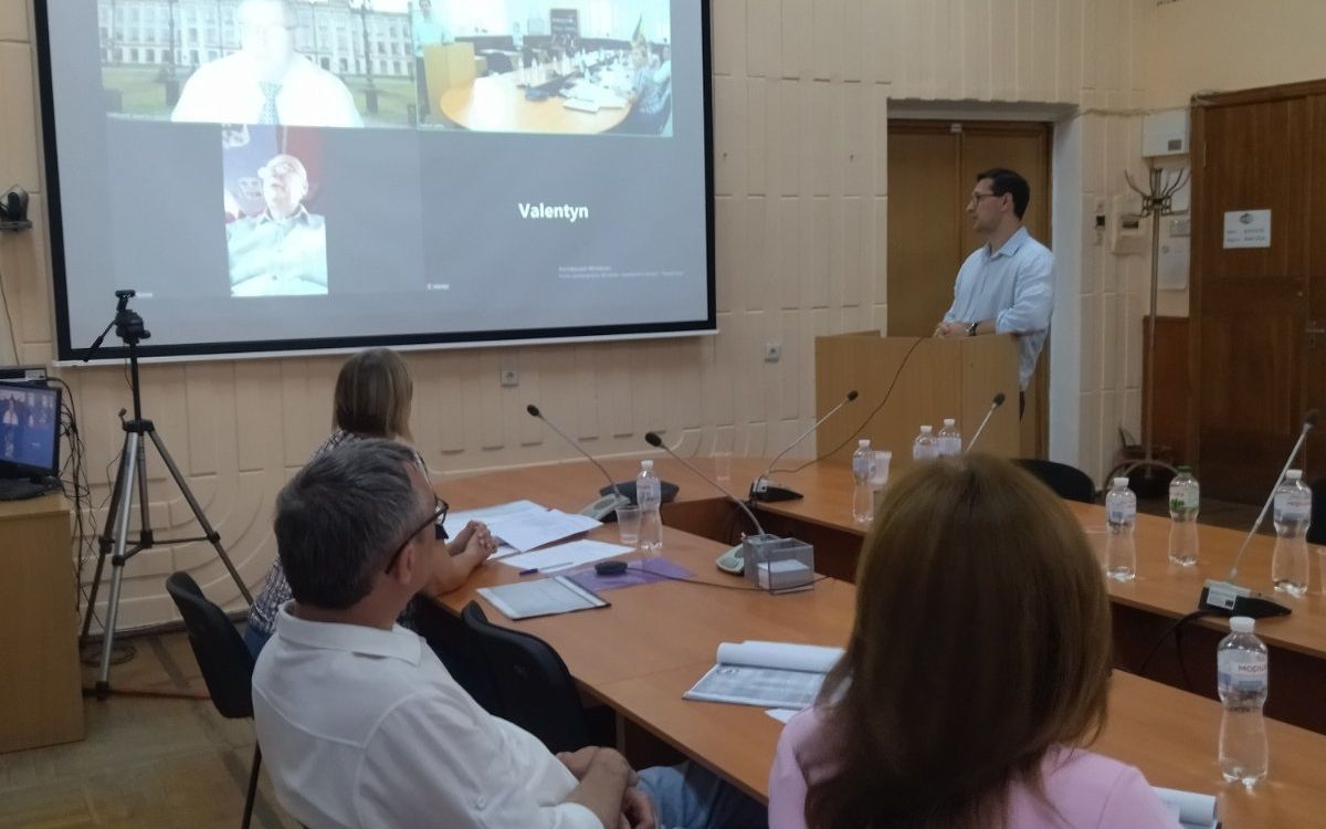 В УДУНТ відбувся успішний захист дисертації Віталія Савка з економіки_5